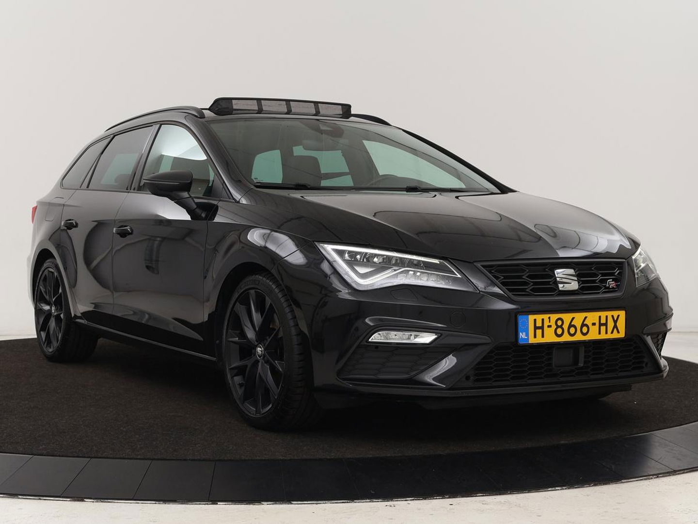 SEAT Leon 1.5 TSI FR Ultimate Edition Black | Panoramadak | Stoelverwarming | Adaptive cruise | Beats Audio | Sfeerverlichting | Carplay | Leder/Alcantara | Full LED | Virtual Cockpit | Keyless | Navigatie