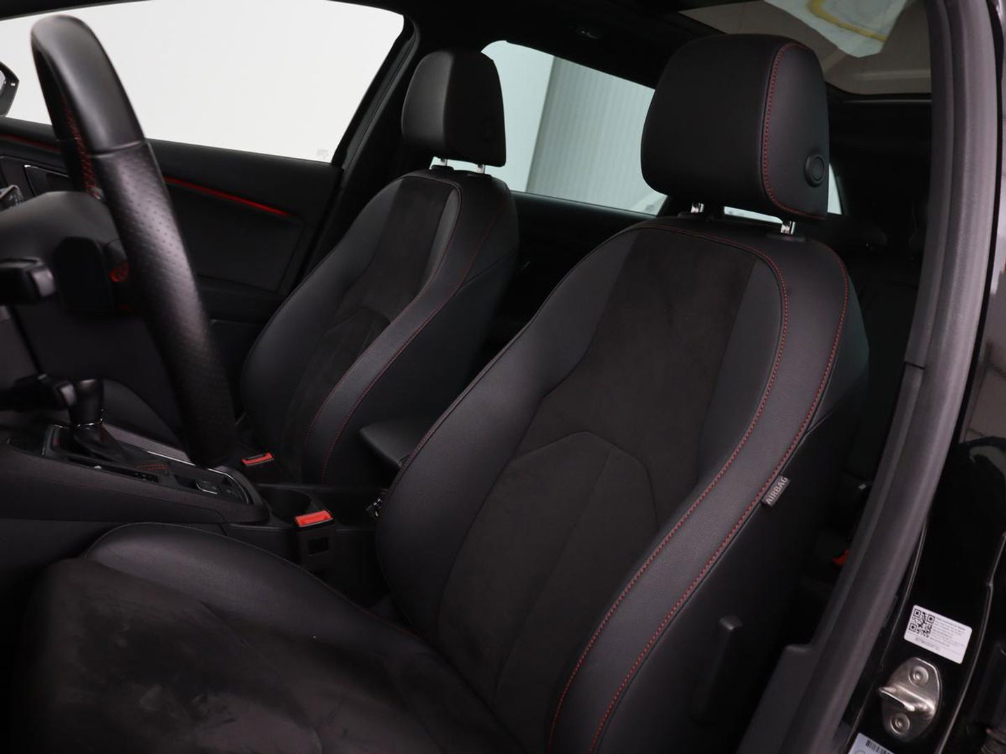 SEAT Leon 1.5 TSI FR Ultimate Edition Black | Panoramadak | Stoelverwarming | Adaptive cruise | Beats Audio | Sfeerverlichting | Carplay | Leder/Alcantara | Full LED | Virtual Cockpit | Keyless | Navigatie