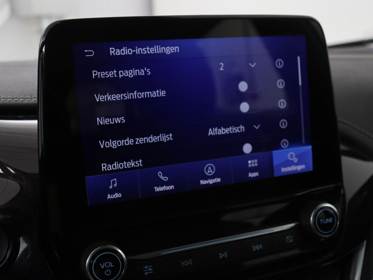 Ford Fiesta 1.0 EcoBoost Vignale | 125pk | Stoel & stuurverwarming | Half leder | B&O Sound | Trekhaak | Carplay | Keyless | Camera | Climate control | Park Assist | Cruise control | Navigatie