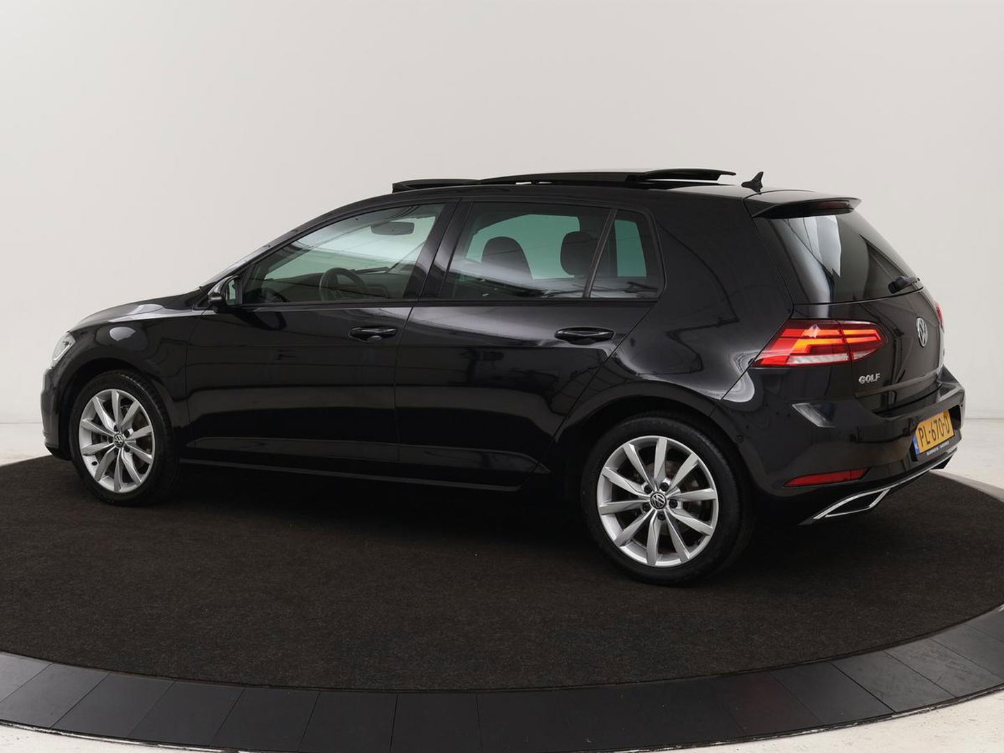 Volkswagen Golf 1.5 TSI Highline | 1e eigenaar | Panoramadak | Stoelverwarming | Dynaudio | Full LED | Massage | Park Assist | Camera | Adaptive cruise | Active Info Display | Climate control