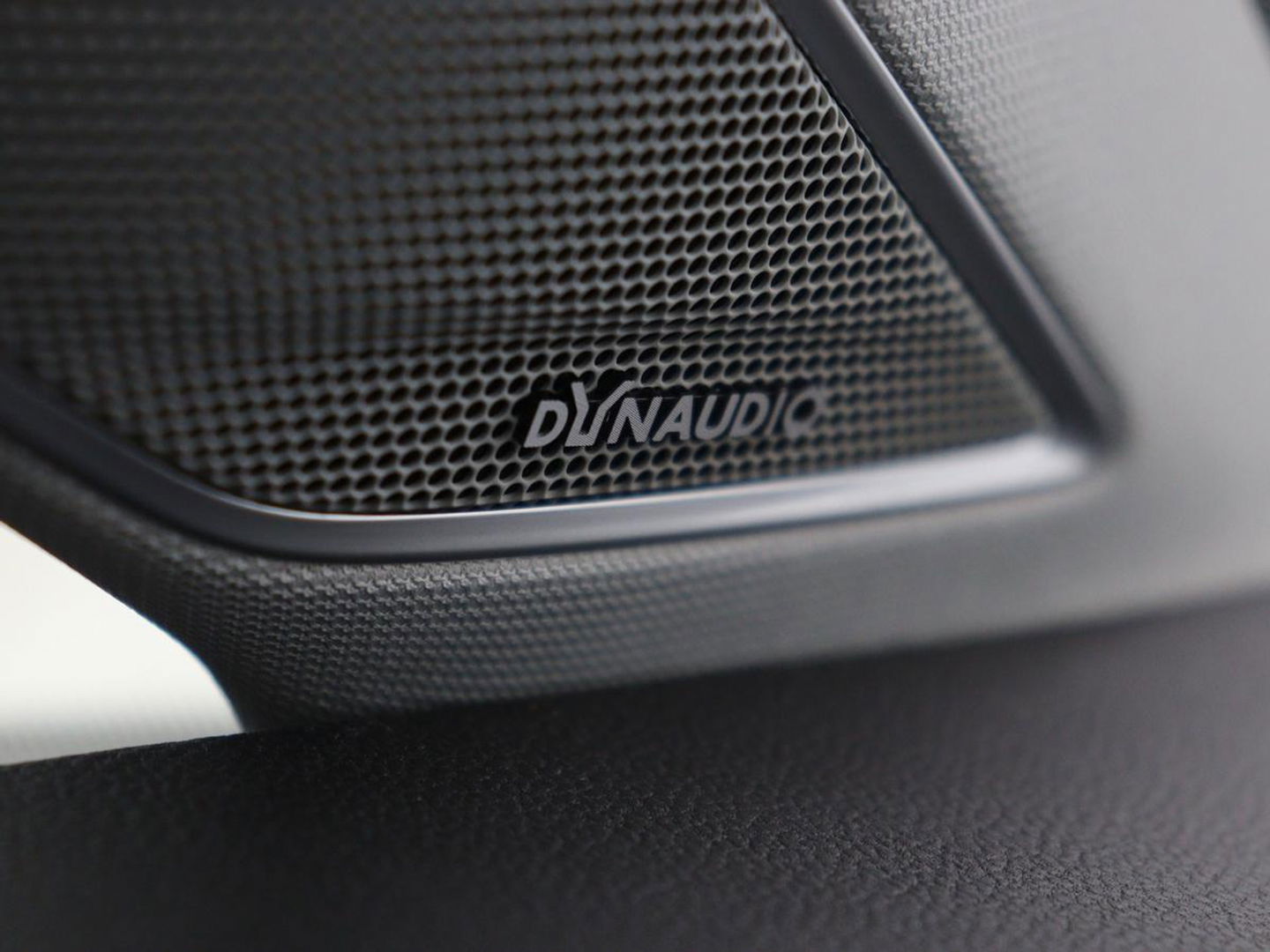 Volkswagen Golf 1.5 TSI Highline | 1e eigenaar | Panoramadak | Stoelverwarming | Dynaudio | Full LED | Massage | Park Assist | Camera | Adaptive cruise | Active Info Display | Climate control
