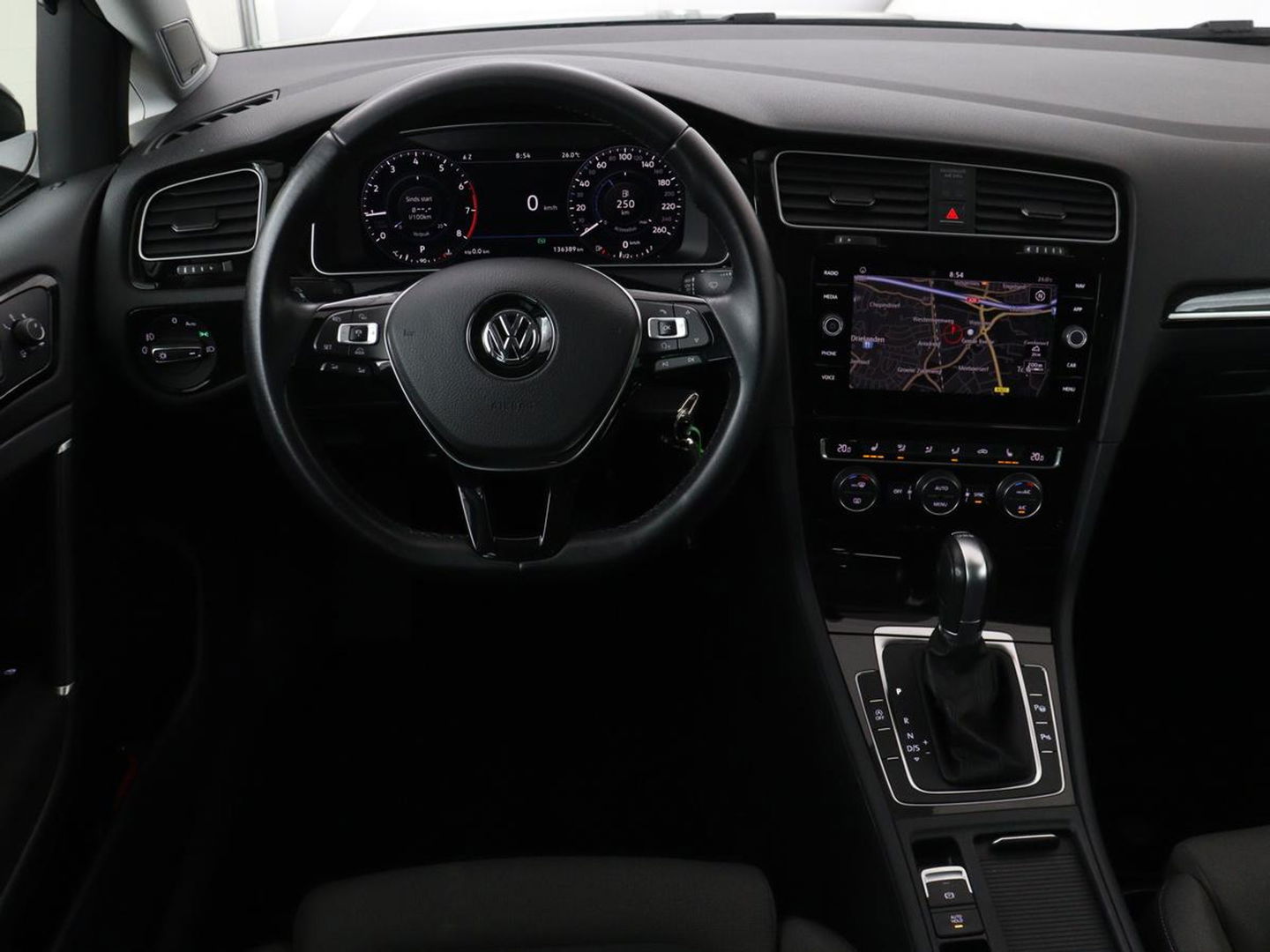 Volkswagen Golf 1.5 TSI Highline | 1e eigenaar | Panoramadak | Stoelverwarming | Dynaudio | Full LED | Massage | Park Assist | Camera | Adaptive cruise | Active Info Display | Climate control
