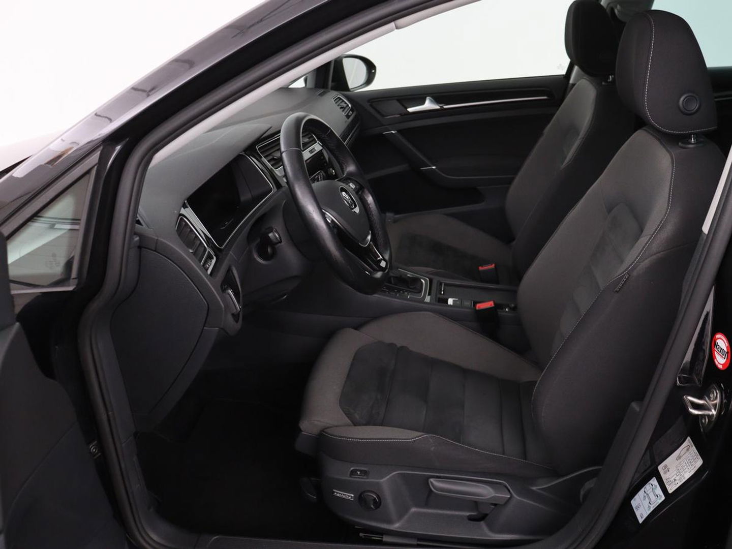 Volkswagen Golf 1.5 TSI Highline | 1e eigenaar | Panoramadak | Stoelverwarming | Dynaudio | Full LED | Massage | Park Assist | Camera | Adaptive cruise | Active Info Display | Climate control