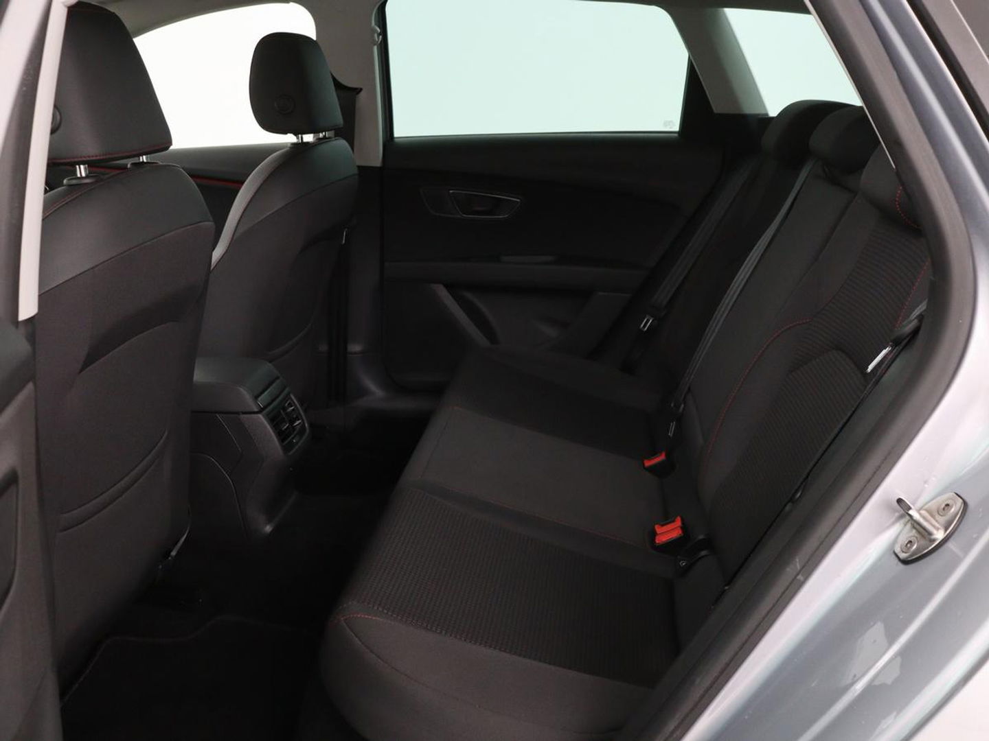 SEAT Leon 1.5 TSI FR Business Intens | Stoelverwarming | Trekhaak | Adaptive cruise | Carplay | Virtual Cockpit | Full LED | Sfeerverlichting | Navigatie