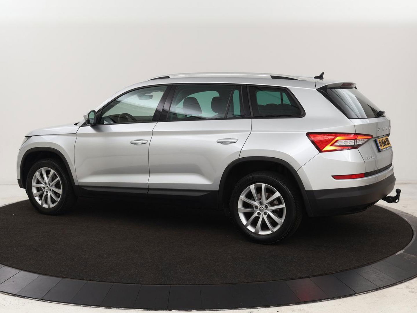 Škoda Kodiaq 1.5 TSI Business Edition 7-persoons | Trekhaak | Stoelverwarming | Adaptive cruise | Canton Sound | Carplay | Half leder | Keyless | Full LED | Navigatie