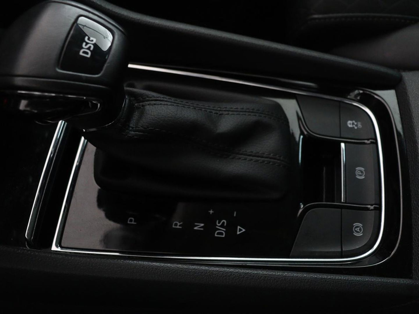 Škoda Kodiaq 1.5 TSI Business Edition 7-persoons | Trekhaak | Stoelverwarming | Adaptive cruise | Canton Sound | Carplay | Half leder | Keyless | Full LED | Navigatie