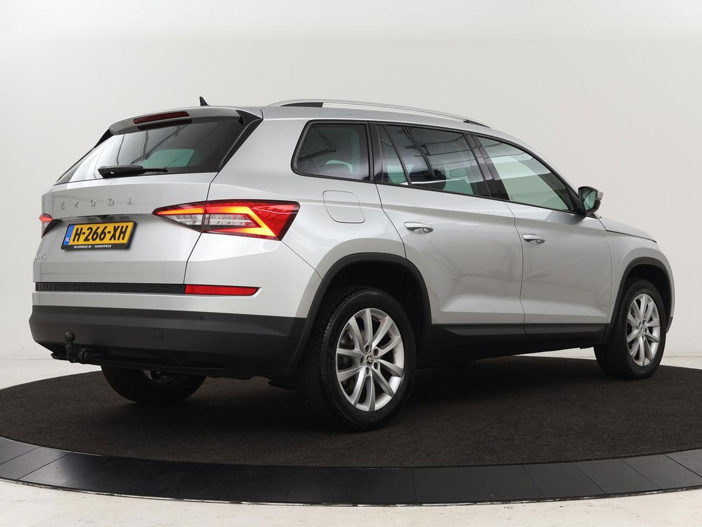 Škoda Kodiaq 1.5 TSI Business Edition 7-persoons | Trekhaak | Stoelverwarming | Adaptive cruise | Canton Sound | Carplay | Half leder | Keyless | Full LED | Navigatie