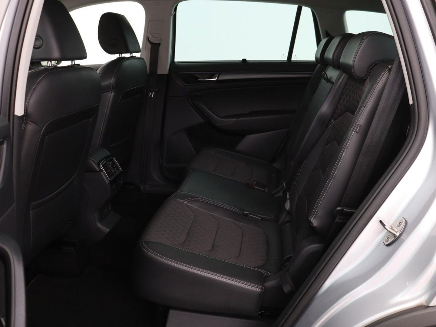 Škoda Kodiaq 1.5 TSI Business Edition 7-persoons | Trekhaak | Stoelverwarming | Adaptive cruise | Canton Sound | Carplay | Half leder | Keyless | Full LED | Navigatie