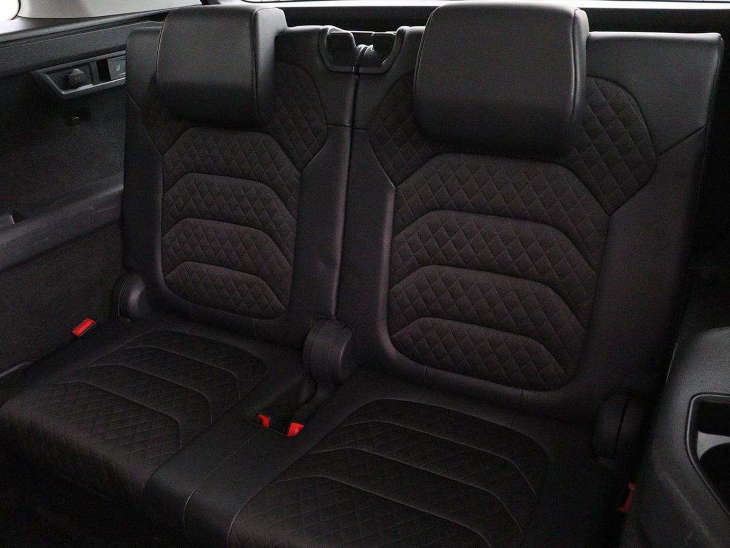Škoda Kodiaq 1.5 TSI Business Edition 7-persoons | Trekhaak | Stoelverwarming | Adaptive cruise | Canton Sound | Carplay | Half leder | Keyless | Full LED | Navigatie