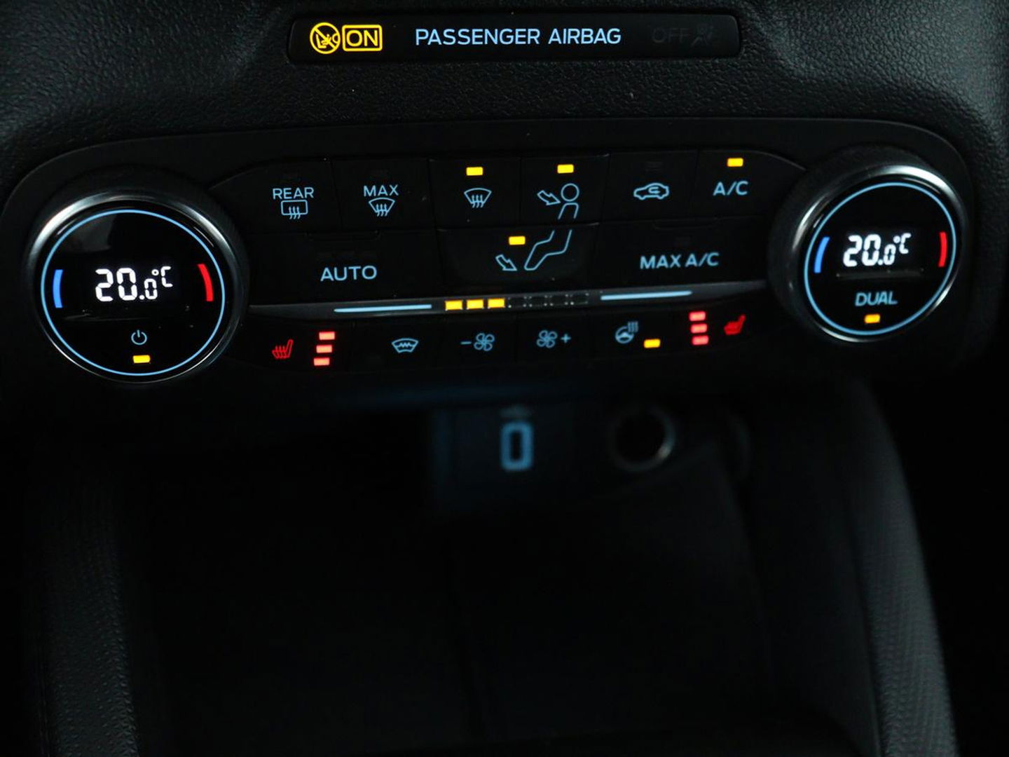 Ford Focus 1.0 EcoBoost Active | Trekhaak | Half leder | Stoel & stuurverwarming | B&O Sound | Camera | Adaptive cruise | Climate control | Keyless | Full LED