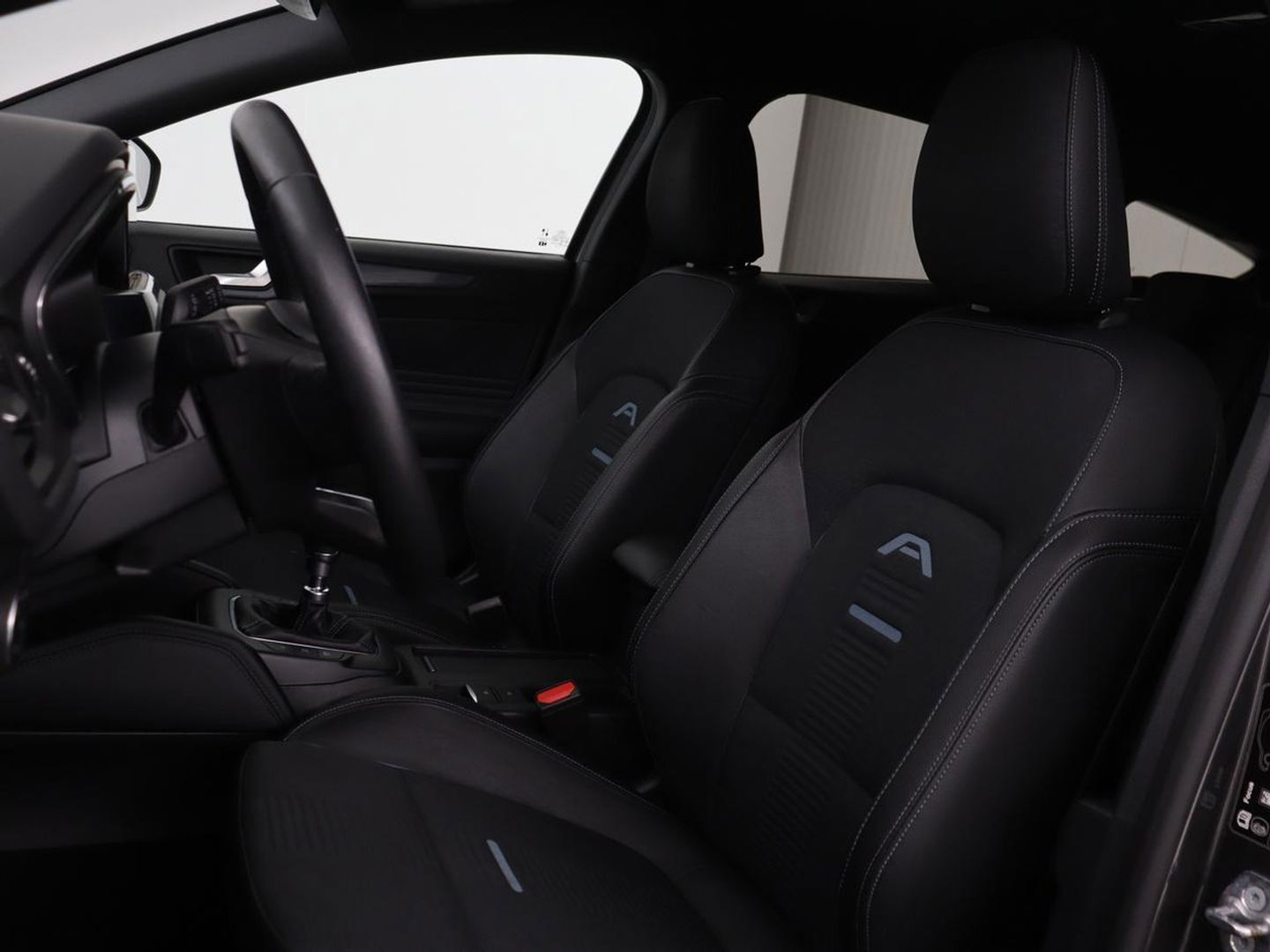 Ford Focus 1.0 EcoBoost Active | Trekhaak | Half leder | Stoel & stuurverwarming | B&O Sound | Camera | Adaptive cruise | Climate control | Keyless | Full LED
