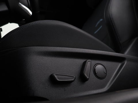 Ford Focus 1.0 EcoBoost Active | Trekhaak | Half leder | Stoel & stuurverwarming | B&O Sound | Camera | Adaptive cruise | Climate control | Keyless | Full LED