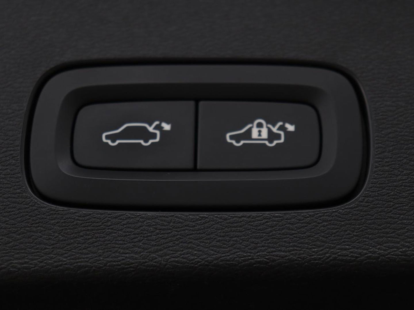 Volvo V60 2.0 B4 Momentum | Stoel & stuurverwarming | Trekhaak | Camera | Adaptive cruise | Carplay | Achterbankverwarming | Full LED | Navigatie