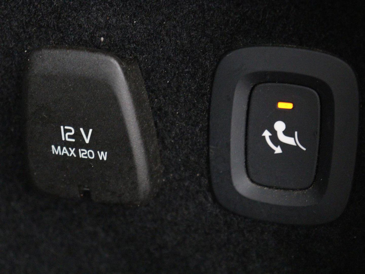 Volvo V60 2.0 B4 Momentum | Stoel & stuurverwarming | Trekhaak | Camera | Adaptive cruise | Carplay | Achterbankverwarming | Full LED | Navigatie