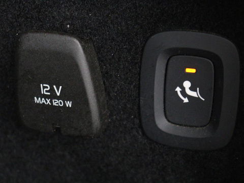 Volvo V60 2.0 B4 Momentum | Stoel & stuurverwarming | Trekhaak | Camera | Adaptive cruise | Carplay | Achterbankverwarming | Full LED | Navigatie