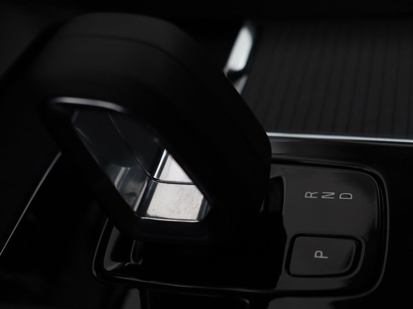 Volvo V60 2.0 B4 Momentum | Stoel & stuurverwarming | Trekhaak | Camera | Adaptive cruise | Carplay | Achterbankverwarming | Full LED | Navigatie