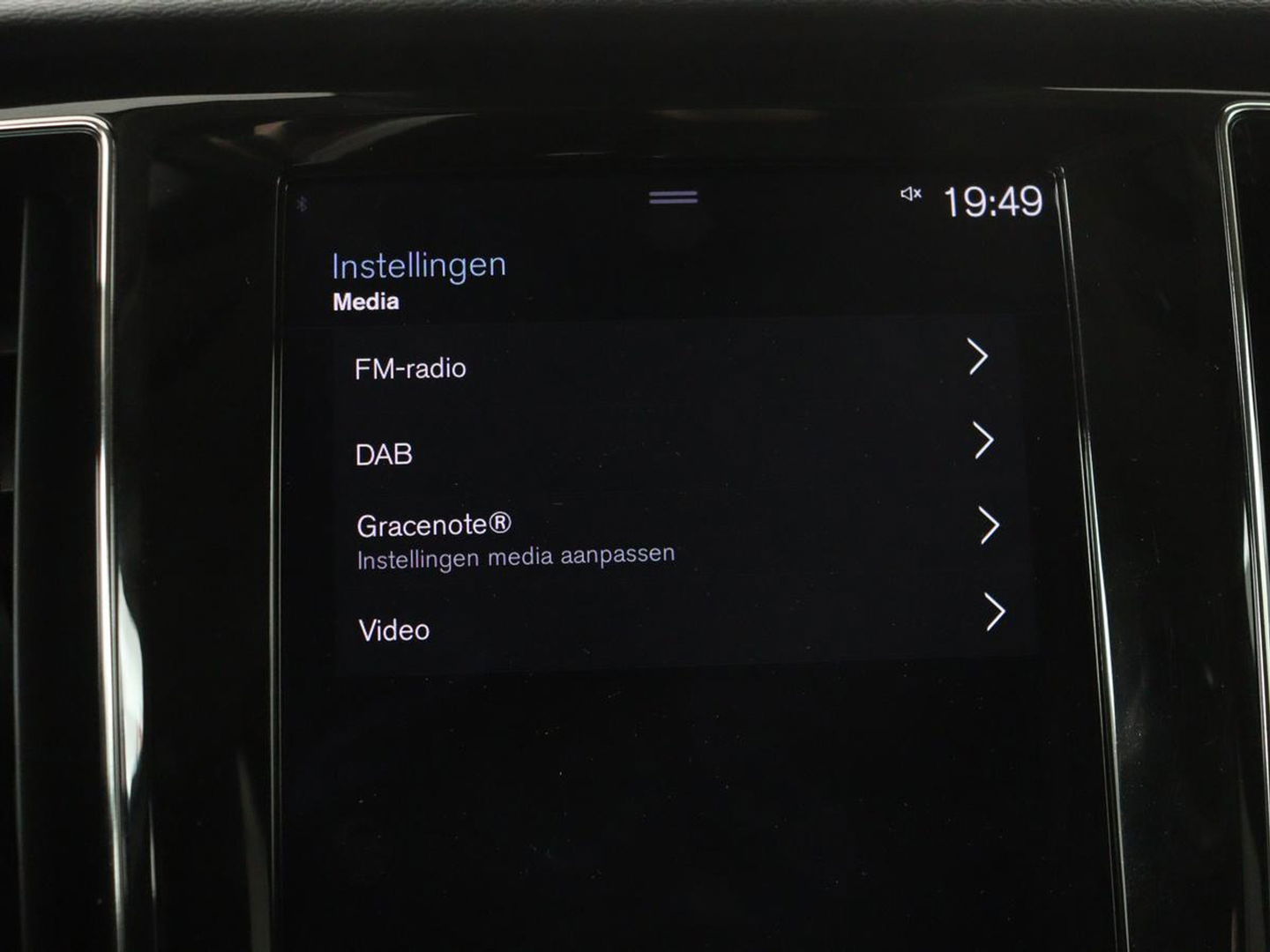 Volvo V60 2.0 B4 Momentum | Stoel & stuurverwarming | Trekhaak | Camera | Adaptive cruise | Carplay | Achterbankverwarming | Full LED | Navigatie