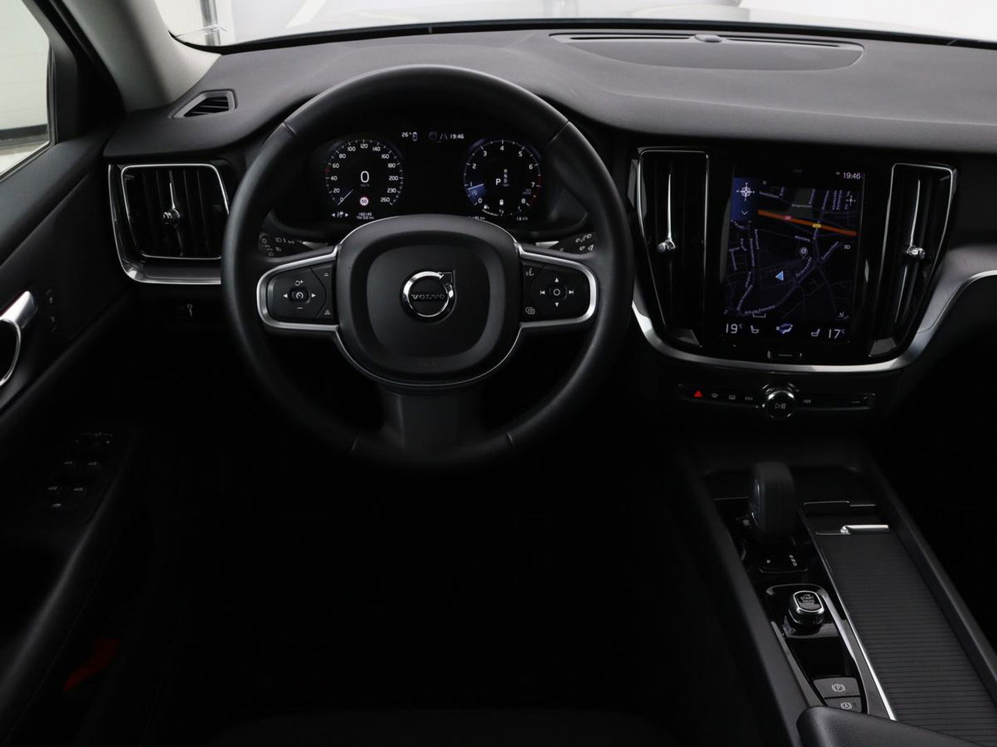 Volvo V60 2.0 B4 Momentum | Stoel & stuurverwarming | Trekhaak | Camera | Adaptive cruise | Carplay | Achterbankverwarming | Full LED | Navigatie
