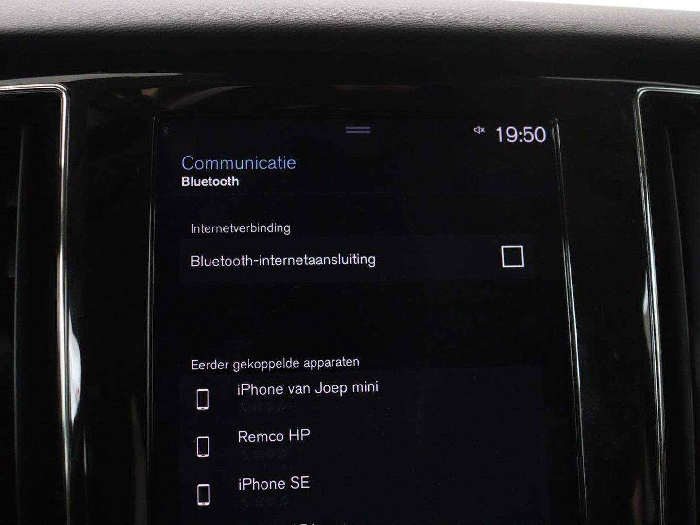 Volvo V60 2.0 B4 Momentum | Stoel & stuurverwarming | Trekhaak | Camera | Adaptive cruise | Carplay | Achterbankverwarming | Full LED | Navigatie
