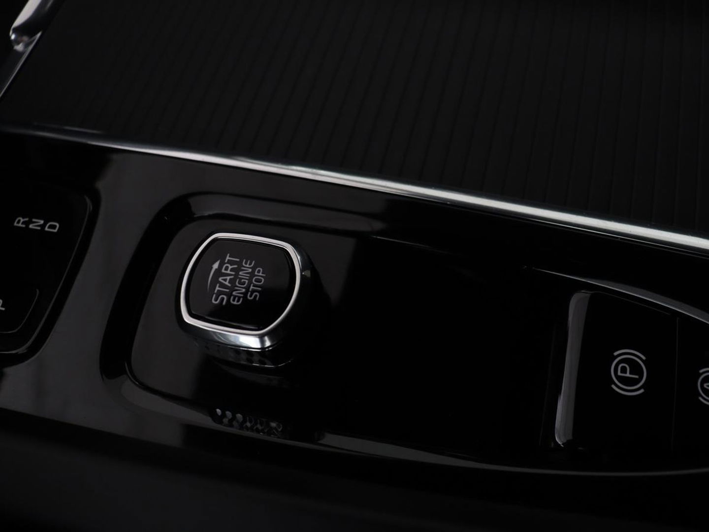 Volvo V60 2.0 B4 Momentum | Stoel & stuurverwarming | Trekhaak | Camera | Adaptive cruise | Carplay | Achterbankverwarming | Full LED | Navigatie