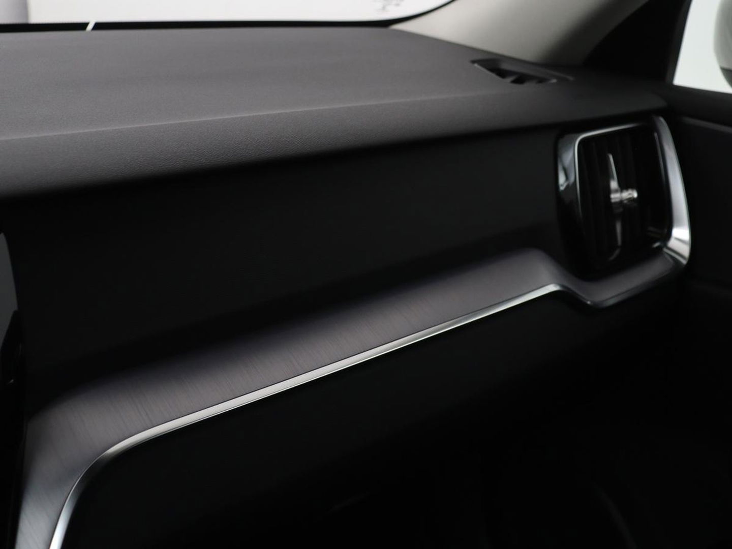 Volvo V60 2.0 B4 Momentum | Stoel & stuurverwarming | Trekhaak | Camera | Adaptive cruise | Carplay | Achterbankverwarming | Full LED | Navigatie