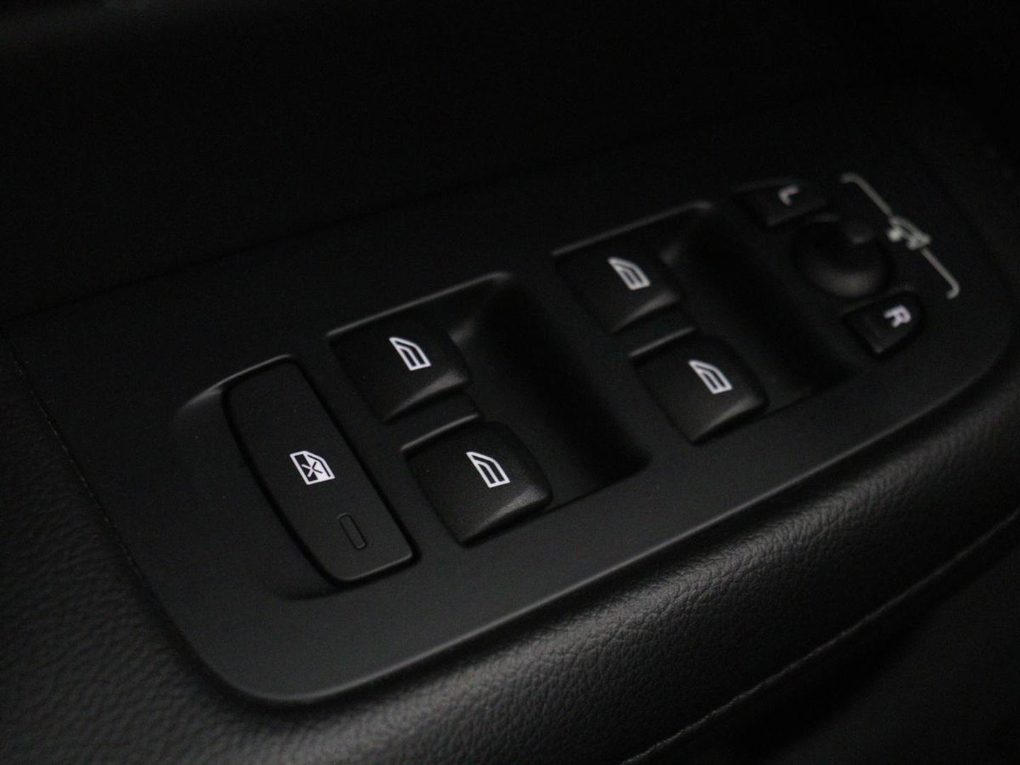 Volvo V60 2.0 B4 Momentum | Stoel & stuurverwarming | Trekhaak | Camera | Adaptive cruise | Carplay | Achterbankverwarming | Full LED | Navigatie