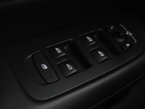 Volvo V60 2.0 B4 Momentum | Stoel & stuurverwarming | Trekhaak | Camera | Adaptive cruise | Carplay | Achterbankverwarming | Full LED | Navigatie