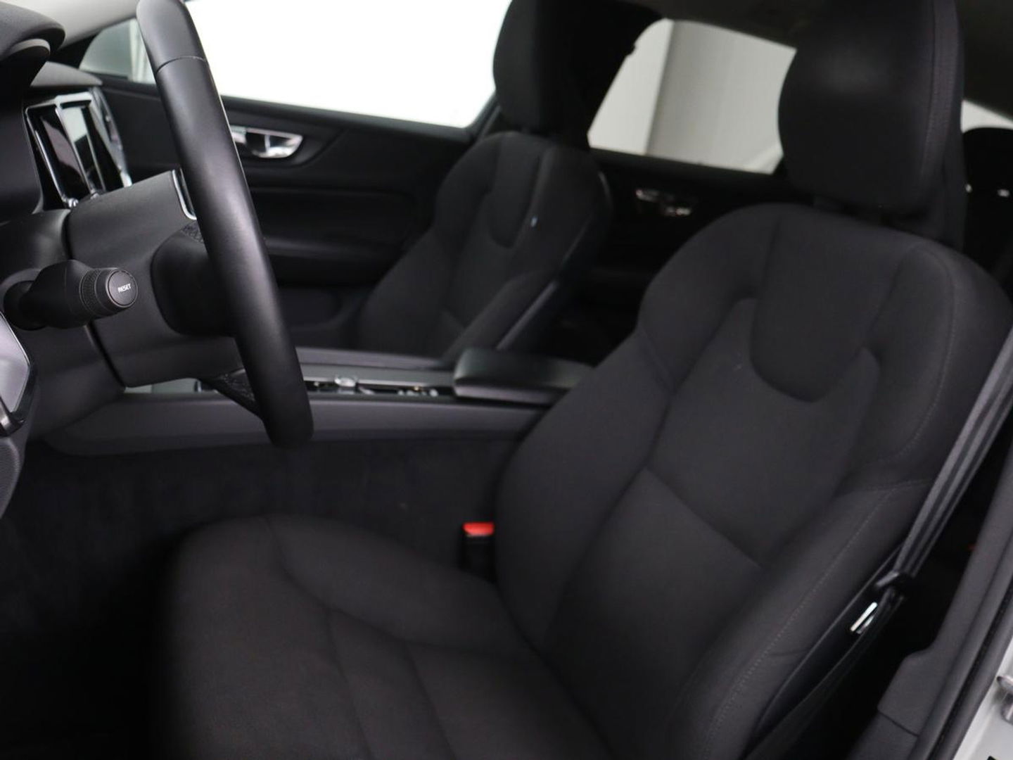 Volvo V60 2.0 B4 Momentum | Stoel & stuurverwarming | Trekhaak | Camera | Adaptive cruise | Carplay | Achterbankverwarming | Full LED | Navigatie