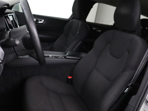 Volvo V60 2.0 B4 Momentum | Stoel & stuurverwarming | Trekhaak | Camera | Adaptive cruise | Carplay | Achterbankverwarming | Full LED | Navigatie