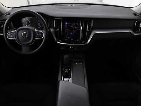Volvo V60 2.0 B4 Momentum | Stoel & stuurverwarming | Trekhaak | Camera | Adaptive cruise | Carplay | Achterbankverwarming | Full LED | Navigatie