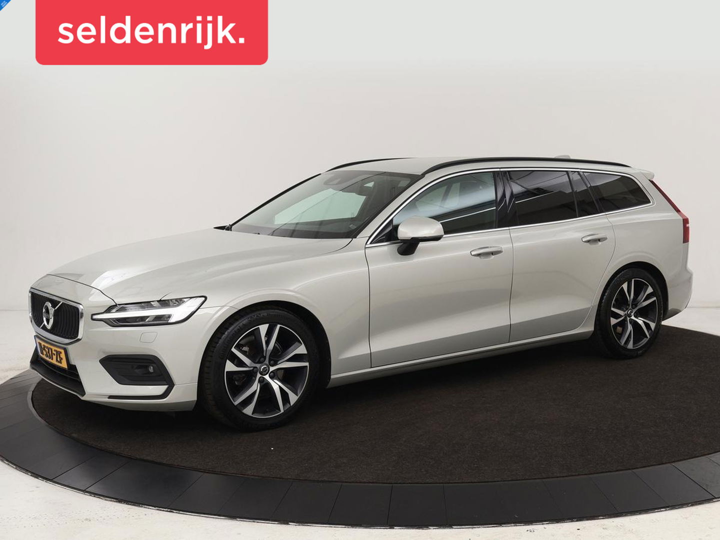 Volvo V60 2.0 B4 Momentum | Stoel & stuurverwarming | Trekhaak | Camera | Adaptive cruise | Carplay | Achterbankverwarming | Full LED | Navigatie