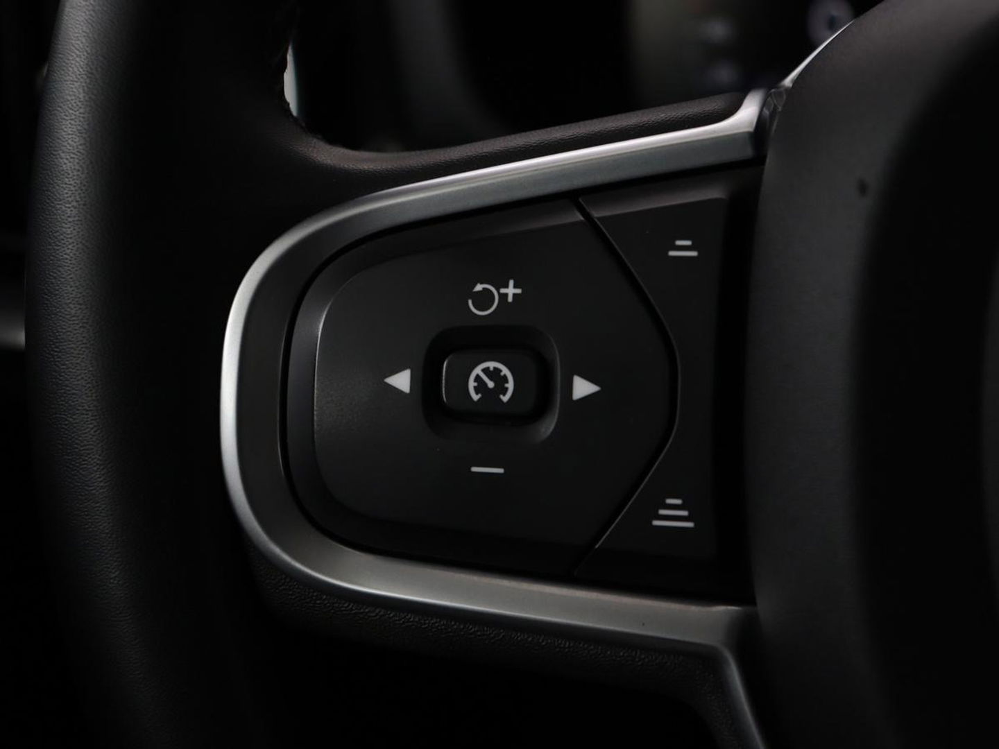 Volvo V60 2.0 B4 Momentum | Stoel & stuurverwarming | Trekhaak | Camera | Adaptive cruise | Carplay | Achterbankverwarming | Full LED | Navigatie