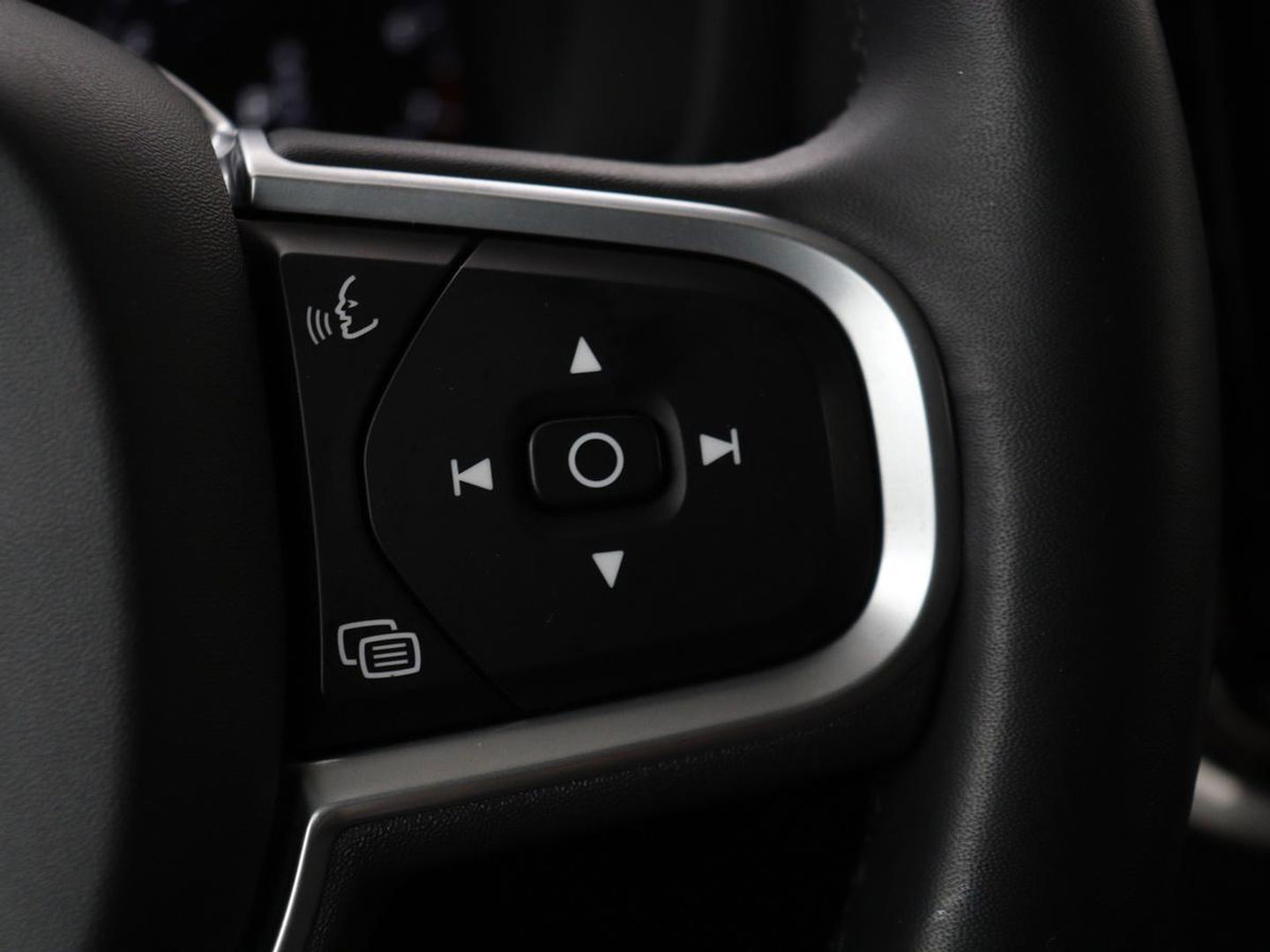 Volvo V60 2.0 B4 Momentum | Stoel & stuurverwarming | Trekhaak | Camera | Adaptive cruise | Carplay | Achterbankverwarming | Full LED | Navigatie