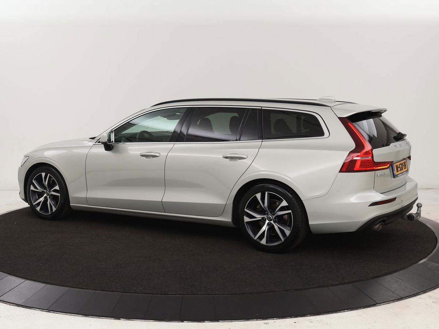 Volvo V60 2.0 B4 Momentum | Stoel & stuurverwarming | Trekhaak | Camera | Adaptive cruise | Carplay | Achterbankverwarming | Full LED | Navigatie