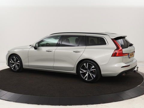 Volvo V60 2.0 B4 Momentum | Stoel & stuurverwarming | Trekhaak | Camera | Adaptive cruise | Carplay | Achterbankverwarming | Full LED | Navigatie