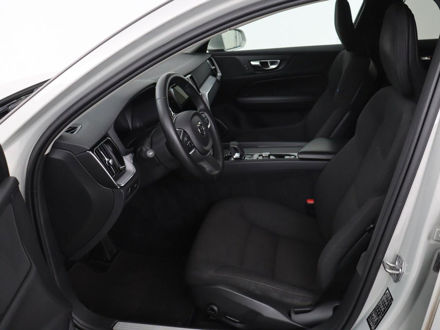 Volvo V60 2.0 B4 Momentum | Stoel & stuurverwarming | Trekhaak | Camera | Adaptive cruise | Carplay | Achterbankverwarming | Full LED | Navigatie