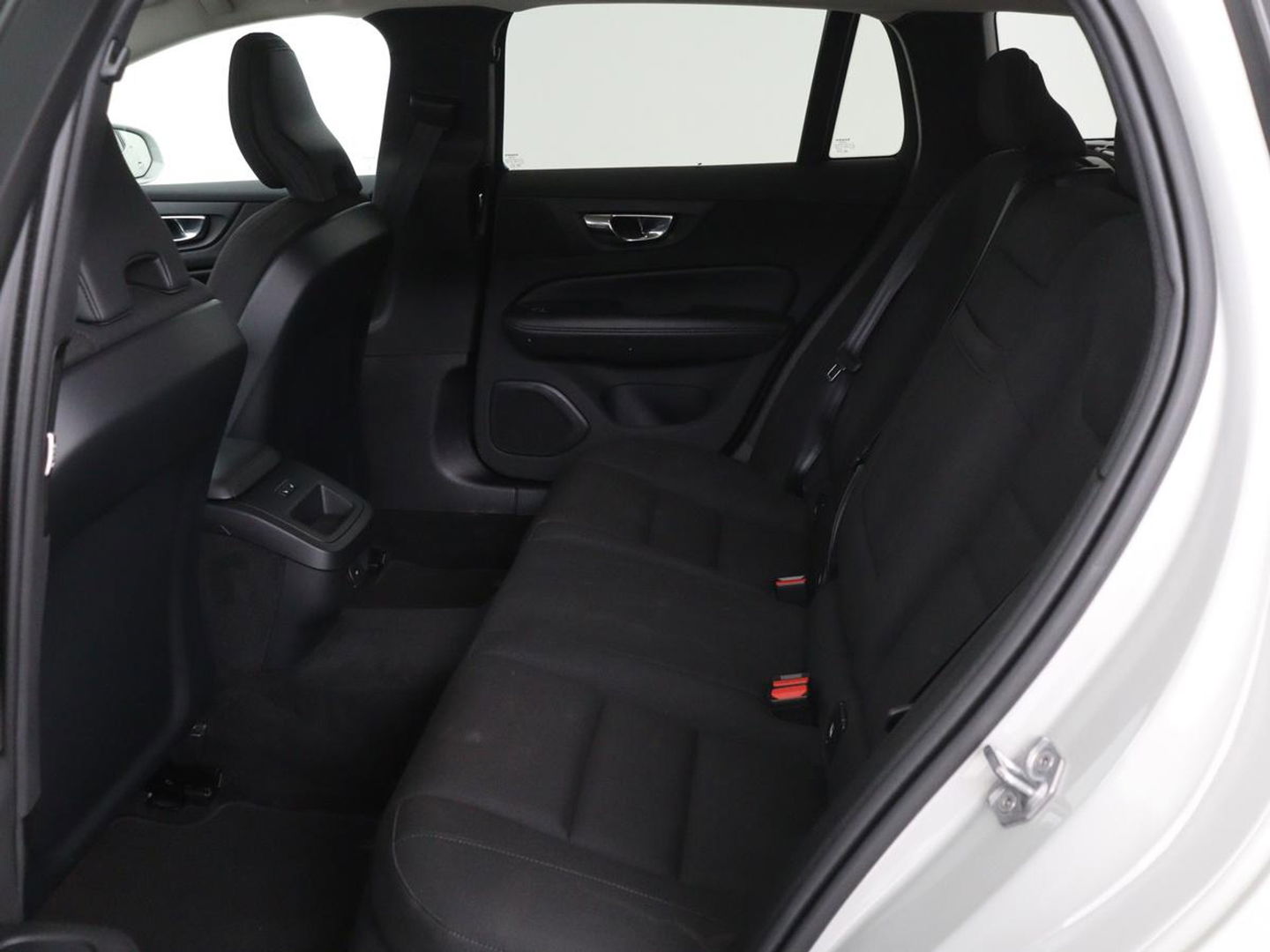 Volvo V60 2.0 B4 Momentum | Stoel & stuurverwarming | Trekhaak | Camera | Adaptive cruise | Carplay | Achterbankverwarming | Full LED | Navigatie