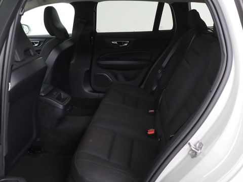 Volvo V60 2.0 B4 Momentum | Stoel & stuurverwarming | Trekhaak | Camera | Adaptive cruise | Carplay | Achterbankverwarming | Full LED | Navigatie