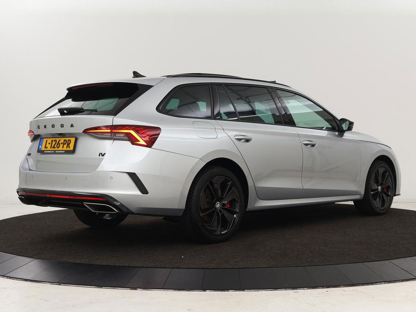 Škoda Octavia 1.4 TSI RS iV PHEV Business | Panoramadak | Leder/Alcantara | Adaptive cruise | Massage | Camera | Side Assist | Matrix LED | Carplay | Memory | Navigatie