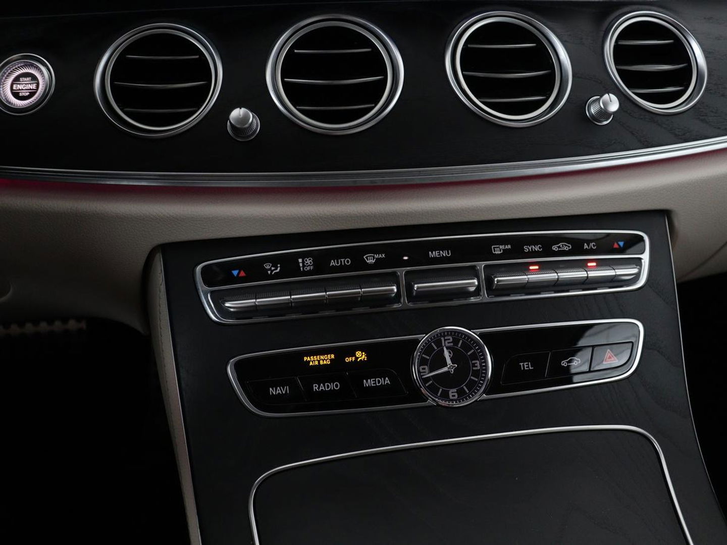 Mercedes-Benz E-Klasse 200 Business Solutions | Leder | 360 camera | Stoelverwarming | Carplay | Matrix LED | Widescreen | Park Assist | Navigatie | Memory
