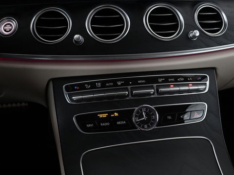 Mercedes-Benz E-Klasse 200 Business Solutions | Leder | 360 camera | Stoelverwarming | Carplay | Matrix LED | Widescreen | Park Assist | Navigatie | Memory