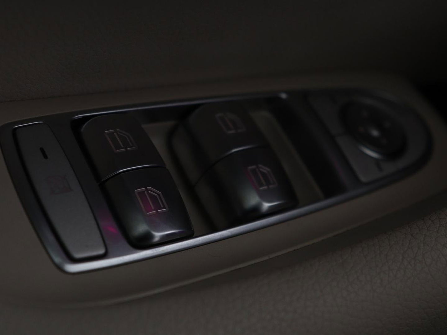 Mercedes-Benz E-Klasse 200 Business Solutions | Leder | 360 camera | Stoelverwarming | Carplay | Matrix LED | Widescreen | Park Assist | Navigatie | Memory