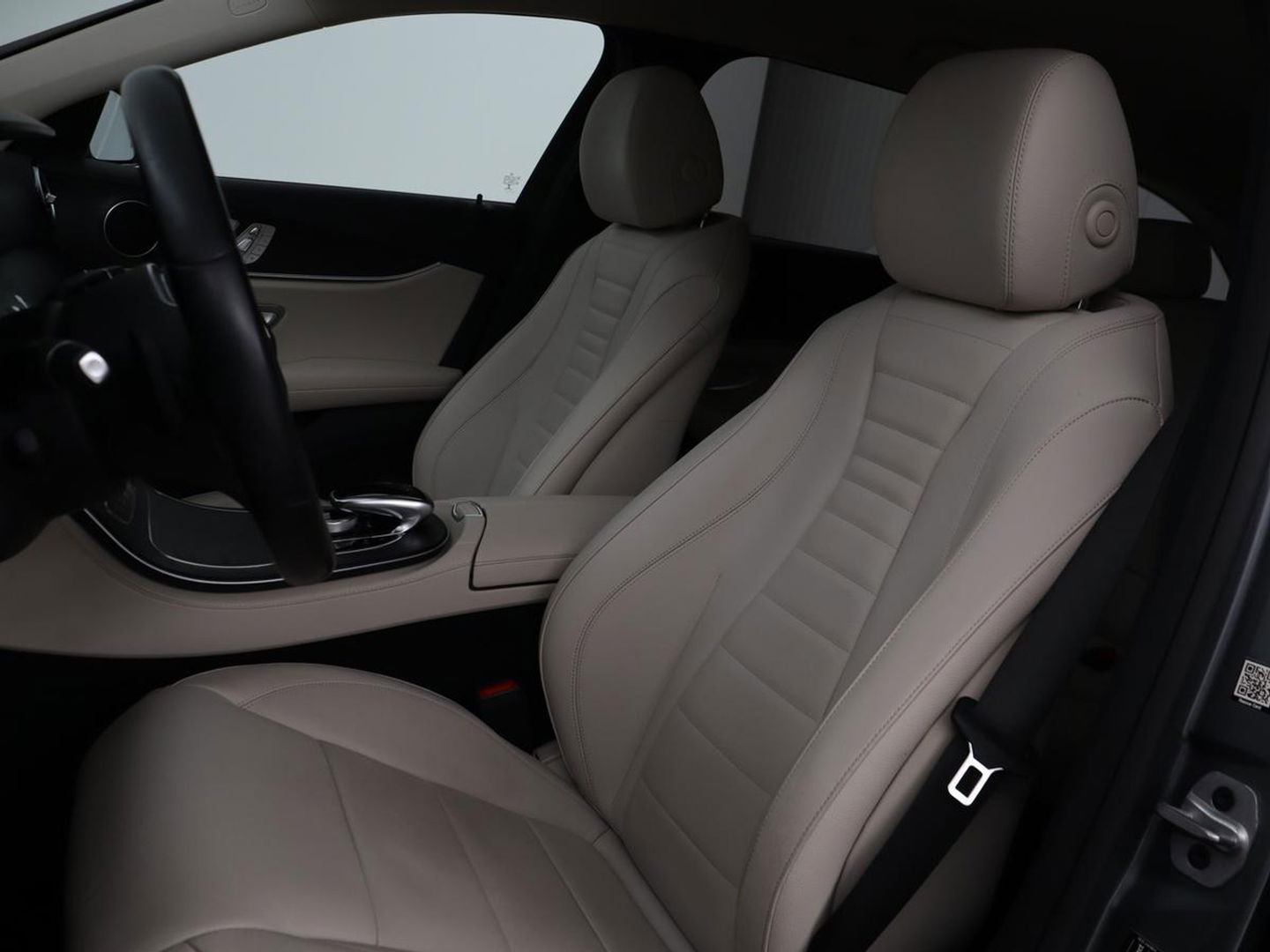 Mercedes-Benz E-Klasse 200 Business Solutions | Leder | 360 camera | Stoelverwarming | Carplay | Matrix LED | Widescreen | Park Assist | Navigatie | Memory