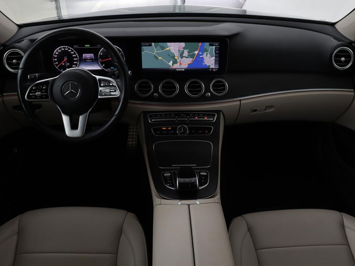 Mercedes-Benz E-Klasse 200 Business Solutions | Leder | 360 camera | Stoelverwarming | Carplay | Matrix LED | Widescreen | Park Assist | Navigatie | Memory