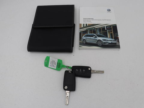 Volkswagen Golf 1.5 TSI Comfortline Business | Stoelverwarming | Massage | Carplay | Navigatie | Adaptive cruise | Climate control | Parkeerhulp | Bluetooth