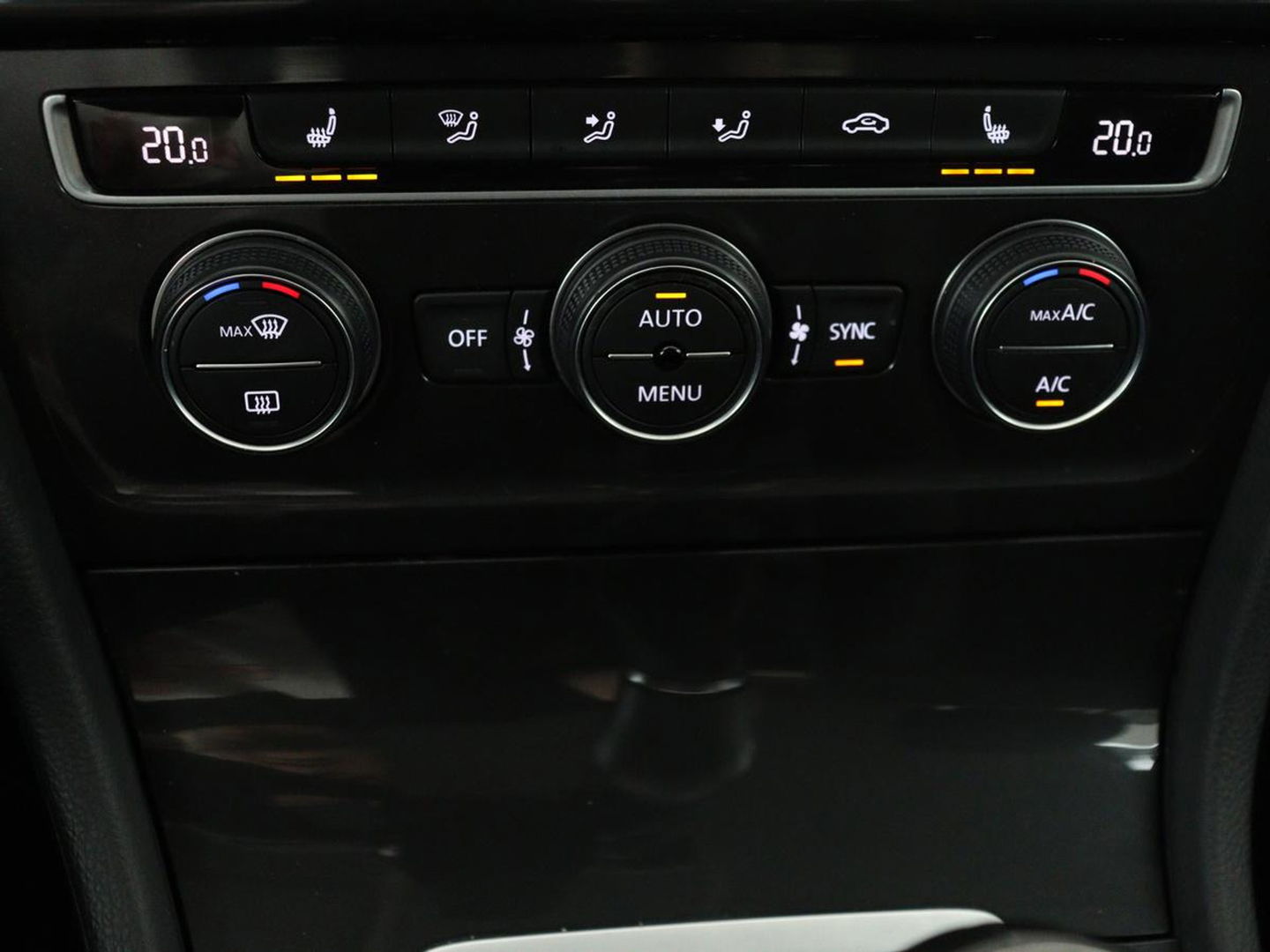 Volkswagen Golf 1.5 TSI Comfortline Business | Stoelverwarming | Massage | Carplay | Navigatie | Adaptive cruise | Climate control | Parkeerhulp | Bluetooth