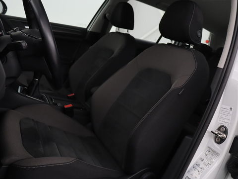 Volkswagen Golf 1.5 TSI Comfortline Business | Stoelverwarming | Massage | Carplay | Navigatie | Adaptive cruise | Climate control | Parkeerhulp | Bluetooth