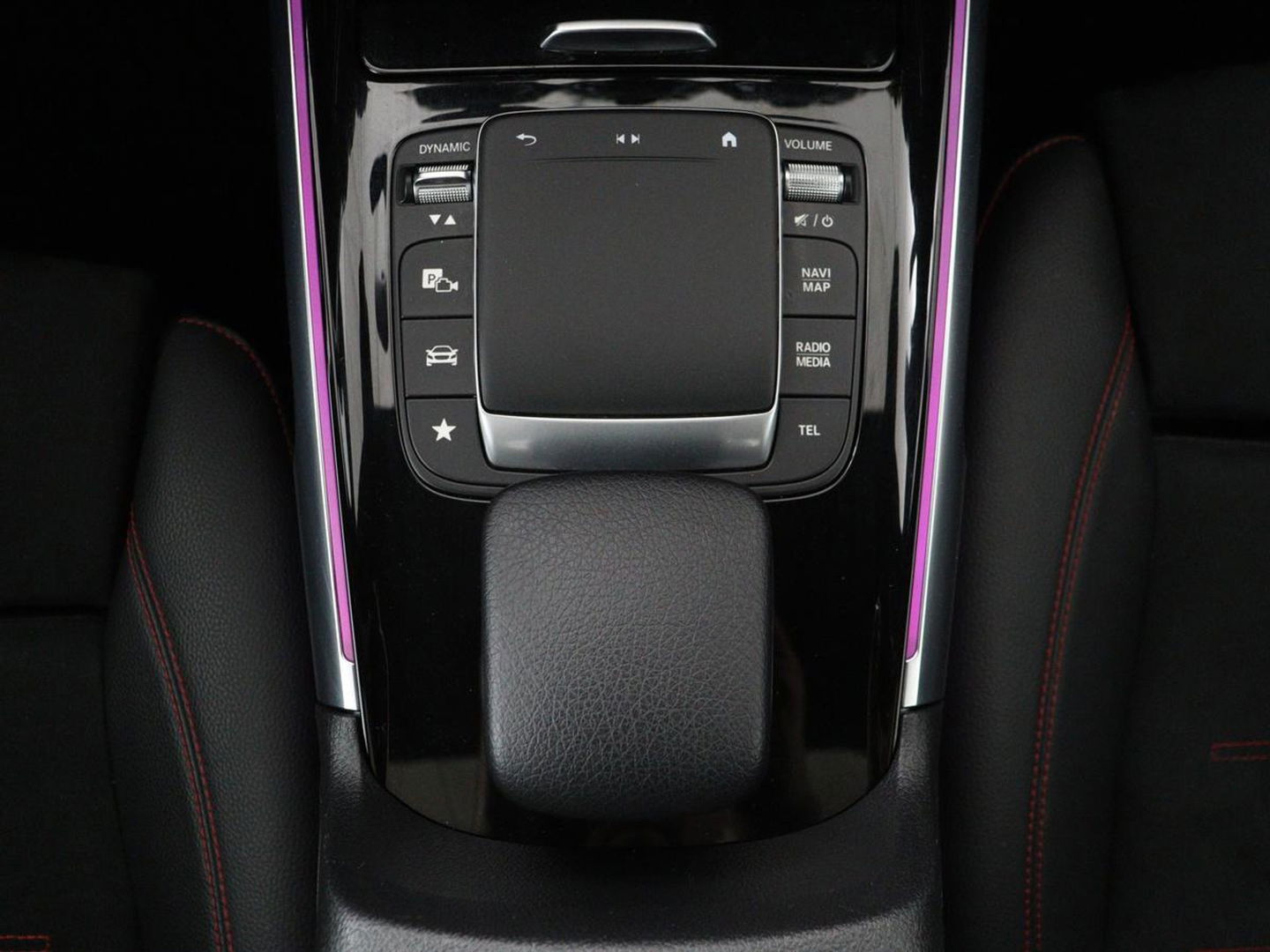 Mercedes-Benz GLB-Klasse 200 Business Solution AMG 7-persoons | Panoramadak | Trekhaak | Stoelverwarming | Matrix LED | Memory | Keyless | Camera | Navigatie