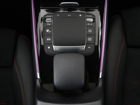 Mercedes-Benz GLB-Klasse 200 Business Solution AMG 7-persoons | Panoramadak | Trekhaak | Stoelverwarming | Matrix LED | Memory | Keyless | Camera | Navigatie