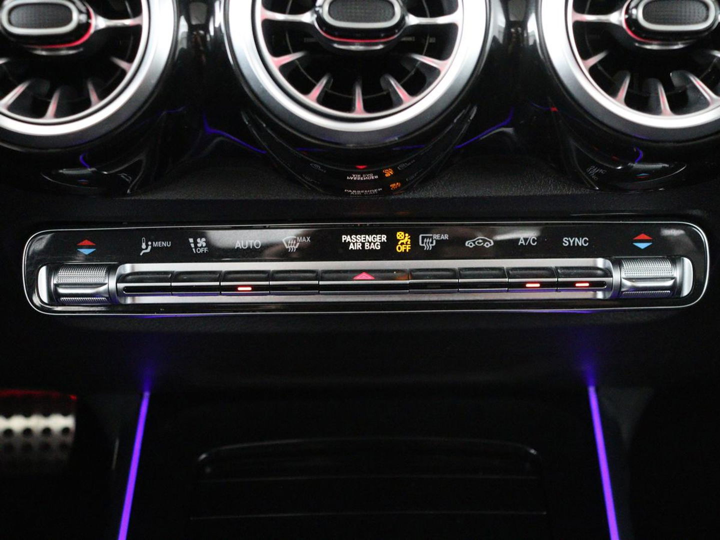 Mercedes-Benz GLB-Klasse 200 Business Solution AMG 7-persoons | Panoramadak | Trekhaak | Stoelverwarming | Matrix LED | Memory | Keyless | Camera | Navigatie
